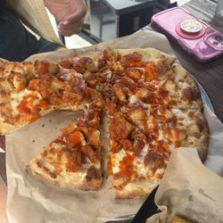 Monkey Island Riverside Resort - Buffalo chicken pizza