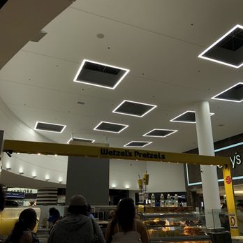 Wetzel's Pretzels - One of their other store locations, at the ground level, close to Express/Sephora. (10/9/2018) - Pretzels Near Me - Paramus, New Jersey