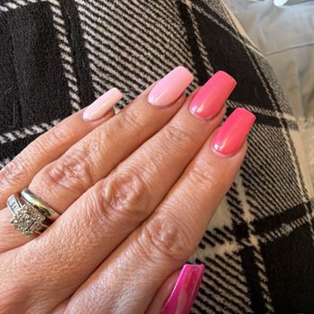 DD Nail Spa - Pink light to dark - Nail Salons Near Me - Jacksboro, Tennessee