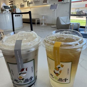 Chicha San Chen - dong ding oolong tea with grass jelly (left) and osmanthus oolong tea with konjac jelly (right) - Bubble Tea Near Me - Austin, Texas Chicha San Chen - dong ding oolong tea with grass jelly (left) and osmanthus oolong tea with konjac jelly (right) - Bubble Tea Near Me - Austin, Texas
