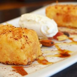 Taberna La Caña - Leche frita con helado de vainilla y miel