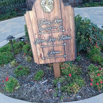 Robert Renzoni Vineyards - Direction Sign ! - Wineries Near Me - Temecula, California Robert Renzoni Vineyards - Direction Sign ! - Wineries Near Me - Temecula, California