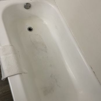 La Quinta by Wyndham Canton MS - Bathtub looks really dirty, they could scrub more to get the stains out. - Hotels Near Me - Canton, Mississippi