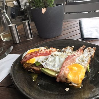 Cotidiano - Avocado toast and bacon - Cafes Near Me - Munich, BY
