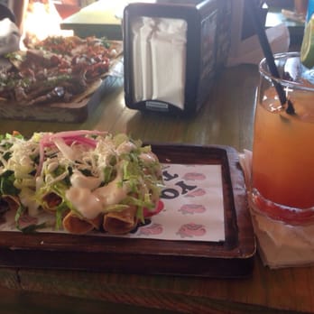 Yo Amo Tacos - Flautas with Mai Tai drink - Mexican Near Me - Playa del Carmen, ROO