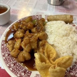 Pineapple chicken lunch is a solid choice.. glad to have this restaurant 1 mile from me for the last 30 plus years..