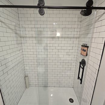 The Pell - Shower - Hotels Near Me - Middletown, Rhode Island