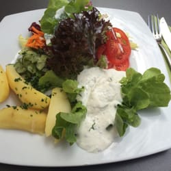 Cafe im Paradeis - 9,80€ für 2 Kartoffeln, ein paar Salatblätter und etwas Kräuterquark