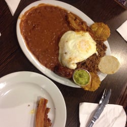 Los Recuerdos - Yo pondría menos frijoles y las porciones de arepa y chorizo. :) la bandeja paisa