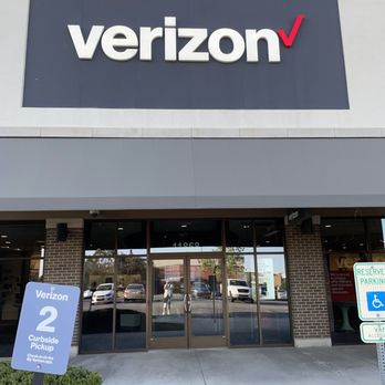 Verizon - The front entrance of a really sucky Verizon store - Mobile Phones Near Me - Overland Park, Kansas