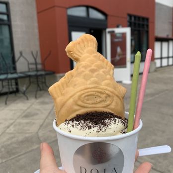 DOJA Tea Lounge - Vanilla tayaki, red bean filling, Oreo topping, comes with pocky - Desserts Near Me - Tualatin, Oregon