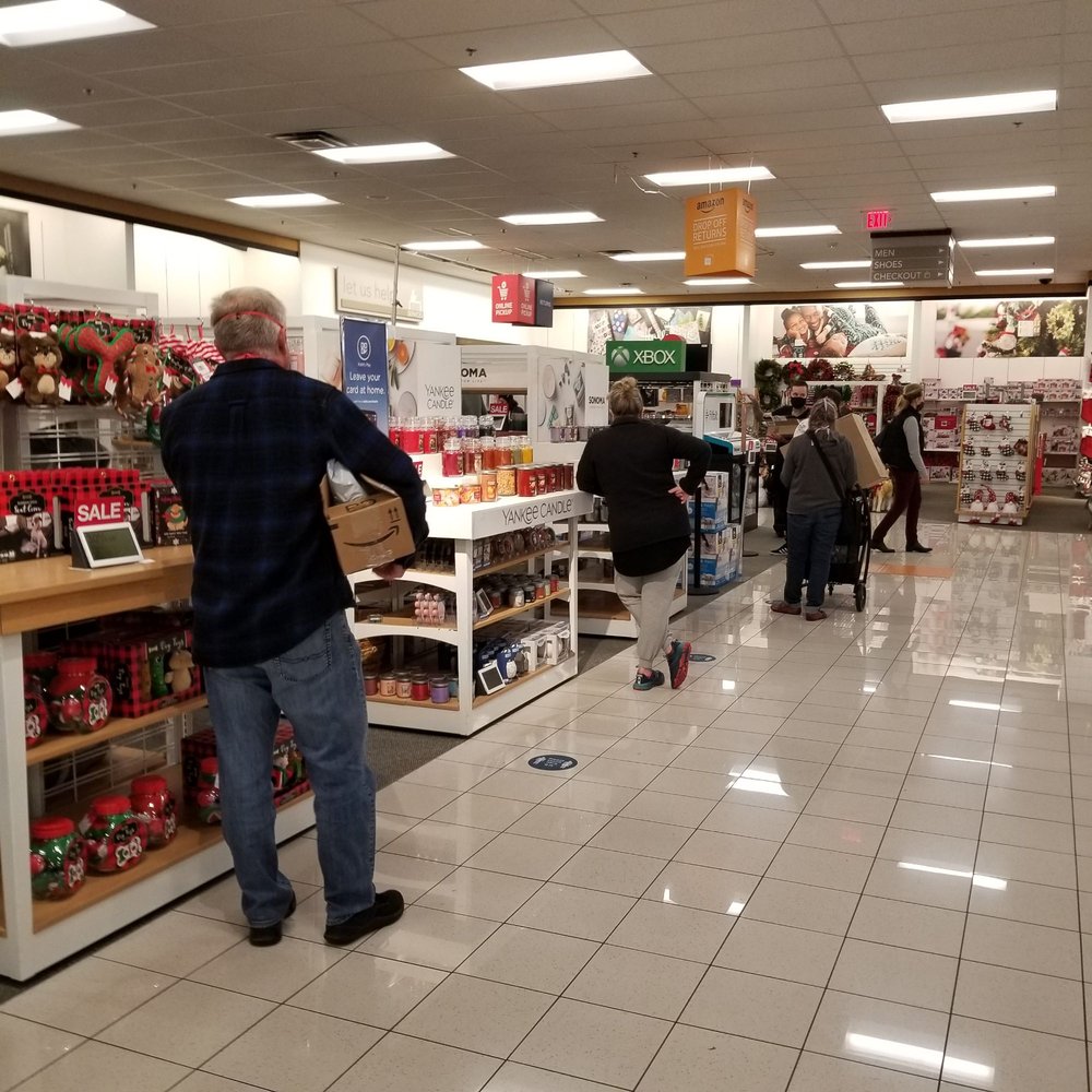 Kohl's - Another long Amazon return line - Department Stores Near Me - CLACKAMAS, Oregon