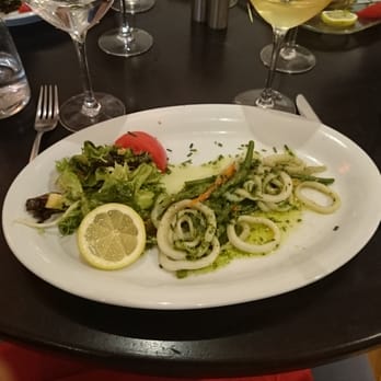 Misia - Pour commencer, de bons encornets servis chauds avec des légumes de l'ail et de l'huile d'olive. - Modern European Near Me - Paris, 75