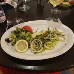 Misia - Pour commencer, de bons encornets servis chauds avec des légumes de l'ail et de l'huile d'olive.