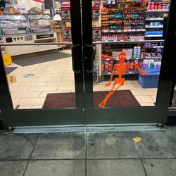 7-Eleven - This is why there at locks. Cause they use them.. I'm out of town looking for some Advil and walked here. Not open F-u 7-11 Seattle