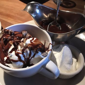 Houston's Restaurant - Ice cream Sunday - New American Near Me - Irvine, California