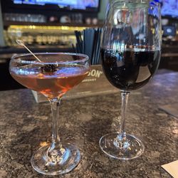 Oak 36 Bar & Kitchen - Manhattan and glass of wine
