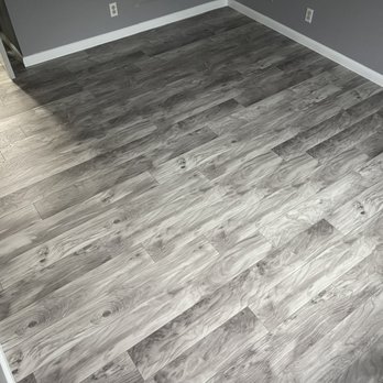 ET Flooring - an empty room with wood floors - Flooring Near Me