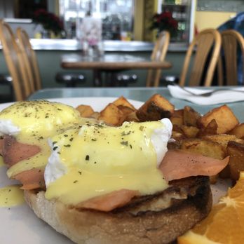 Route 401 Diner - Eggs Benedict with Smoked Salmon - Diners Near Me - Toronto, Ontario