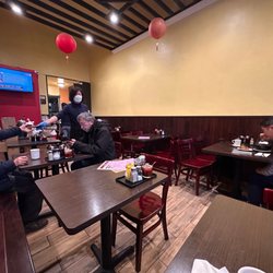 Ming Tai Wun-Tun Noodle - Cosy inside on a cold rainy Saturday morning.