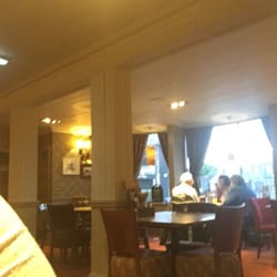 Justinlees Inn - Lots and lots of tables.