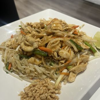 Mama’s Pho - Chicken Pad Thai - Asian Fusion Near Me - Buford, Georgia
