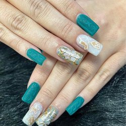 Fleur de Le's Nail & Hair Lounge