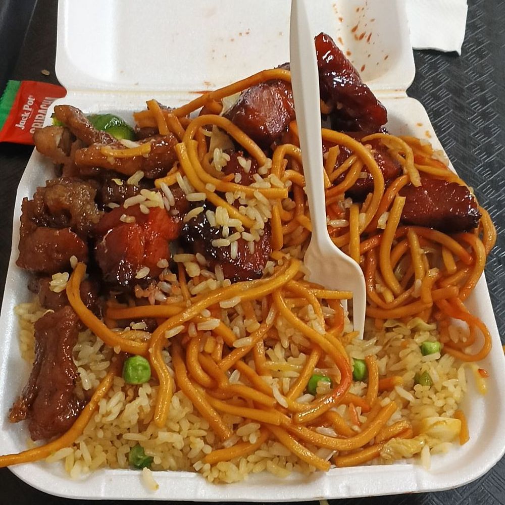 Half and half, jalapeño Chicken and BBQ pork Half and half, jalapeño Chicken and BBQ pork
