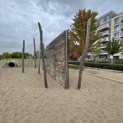 Spielplatz - Kletterwand Rückseite (Oktober 2021)
