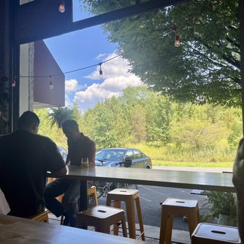 Juicy Brewing - Garage door to the outside. - Breweries Near Me - Herndon, Virginia