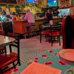 Dots Back Inn - Cozy bar atmosphere