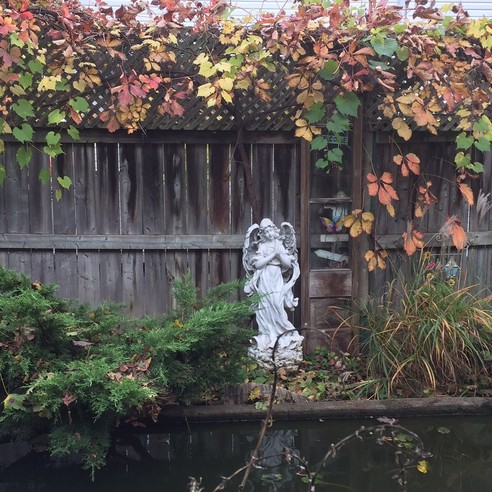 Blue Gables Bed & Breakfast - Statue in the back yard... - Bed & Breakfast Near Me - Niagara Falls, Ontario