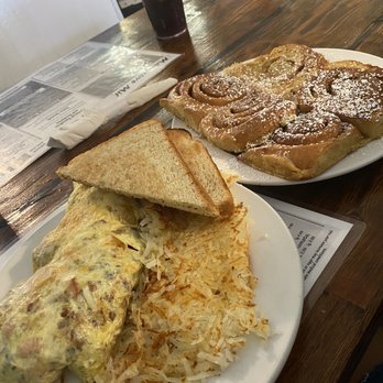 Mangrove Mike's - Kitchen Sink Omelette with hashbrowns and Cinnamon Roll French Toast - Breakfast & Brunch Near Me - Islamorada, Florida