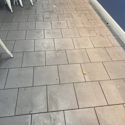 20 Degrees Frozen Yogurt Lounge - Floor is filthy