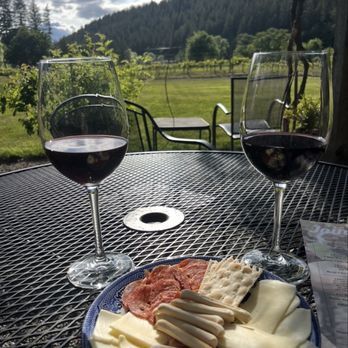 Pomeroy Cellars - Wine and views - Wine Tasting Room Near Me - Yacolt, Washington
