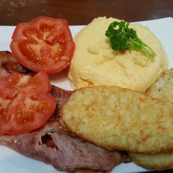 Bracken Hall - Eggs, hash browns, bacon, tomatoes
