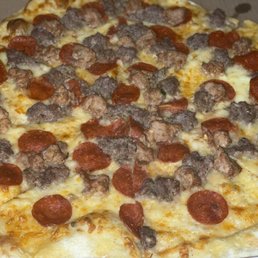 Special pizza ..white sauce with sausage, pepperoni and meatball Special pizza ..white sauce with sausage, pepperoni and meatball