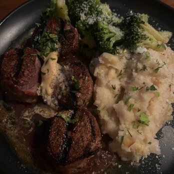 Collina - Beef medallions with Gouda mashed potatoes and Roasted Garlic Broccoli - New American Near Me - St. Louis, Missouri Collina - Beef medallions with Gouda mashed potatoes and Roasted Garlic Broccoli - New American Near Me - St. Louis, Missouri