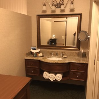 Hilton Chicago/Northbrook - Good size bathroom with separate shower/toilet room. - Hotels Near Me - Northbrook, Illinois