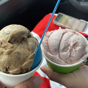 Mortons Moo Homemade Ice Cream - Helado de Strawberry y de Chocolate - Ice Cream & Frozen Yogurt Near Me - Ellsworth, Maine Mortons Moo Homemade Ice Cream - Helado de Strawberry y de Chocolate - Ice Cream & Frozen Yogurt Near Me - Ellsworth, Maine