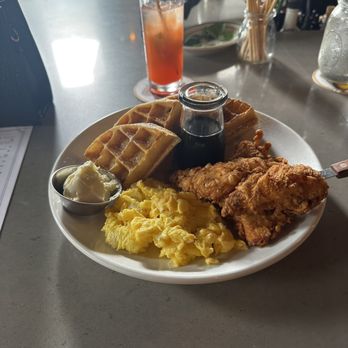 Smith & Kings - Chicken N Waffles Brunch - Cocktail Bars Near Me - Honolulu, Hawaii Smith & Kings - Chicken N Waffles Brunch - Cocktail Bars Near Me - Honolulu, Hawaii