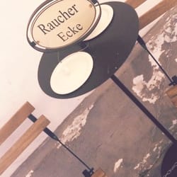 Cafe Katzung - Raucherecke vor der Tür.