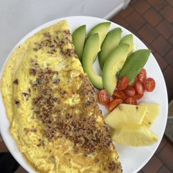 The Portuguese - MENU 11
Portuguese linguiça omelette, chopped onions, tomatoes cherry, avocado and homemade toast, natural juice or coffee