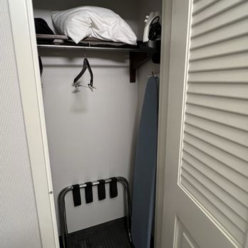 Sonesta Select Newport Middletown - Closet - Hotels Near Me - Middletown, Rhode Island