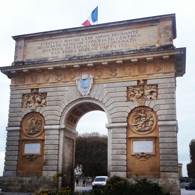 Arc de Triomphe by null