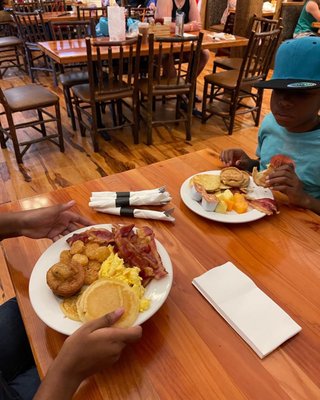 Loose Moose Bar & Grill - Williamsburg