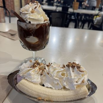 Ghirardelli Chocolate Experience - Banana split & world famous hot fudge sundae (minus the cherries that my kids instantly ate) - Chocolatiers & Shops Near Me - San Francisco, California