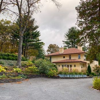 The Villa at Saugerties - Bed & Breakfast Near Me - Saugerties, New York The Villa at Saugerties - Bed & Breakfast Near Me - Saugerties, New York