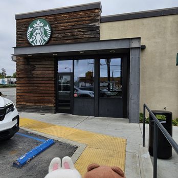 Starbucks - Entrance from the parking lot - Coffee & Tea Near Me - Pasadena, California