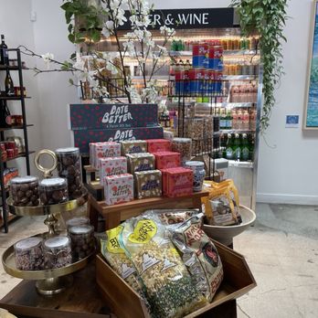 Scott's Malibu Market - Delis Near Me - Malibu, California